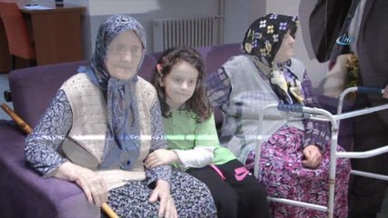 Minik öğrencilerden huzurevi sakinlerine ziyaret