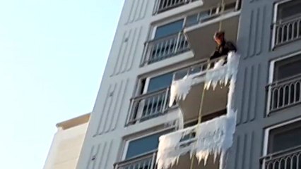 아파트 외벽 달린 대형 고드름 제거 작업 / YTN