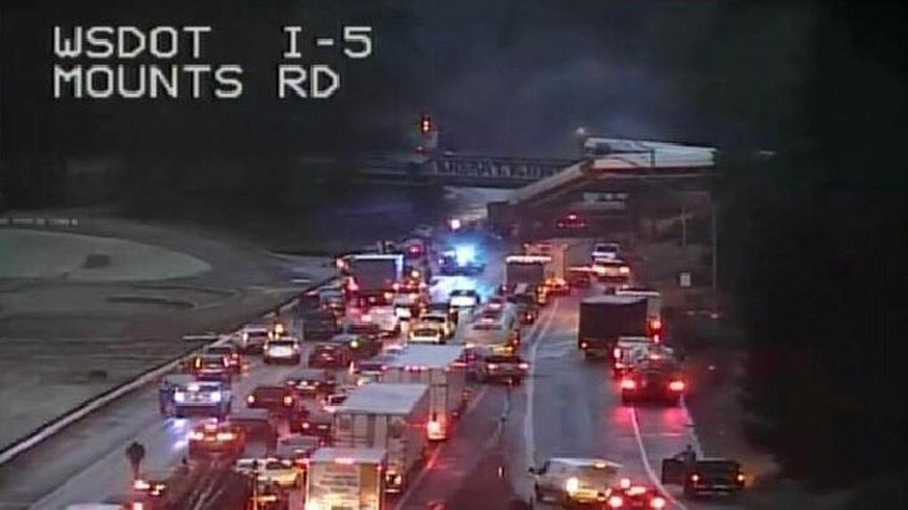 Schnellzug entgleist und stürzt auf Autobahn - 6 Tote - etwa 80 Verletzte