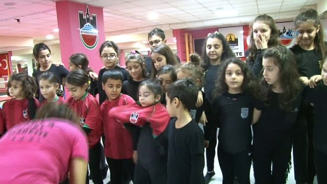 Ebeveynlere jimnastik önerisini- Beden Eğitimi Öğretmeni ve Jimnastik Antrenörü Çağla Demirdağ Türk:- “Ailelerin jimnastiğe erkek çocuklarını göndermemeleri yanlış”- “Jimnastik yapan çocuklar diğer branşlarda başarı elde edi...