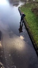 On pense qu'il traverse une rue mais en fait pas du tout...