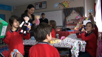 Köydeki arkadaşları için koli koli oyuncak topladılar