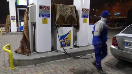 Ağrı’da akaryakıt istasyonunda soğuk havaya battaniyeli çözüm