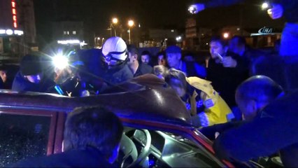 Bariyerlere çarpan otomobilde can pazarı