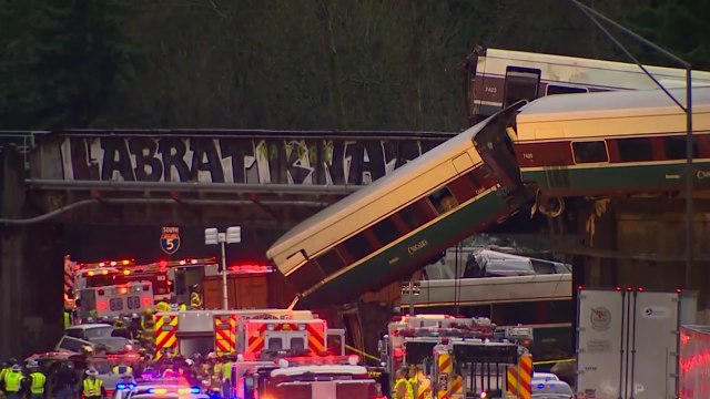 美 탈선 열차, 도로 덮쳐...6명 사망·수십 명 부상 / YTN