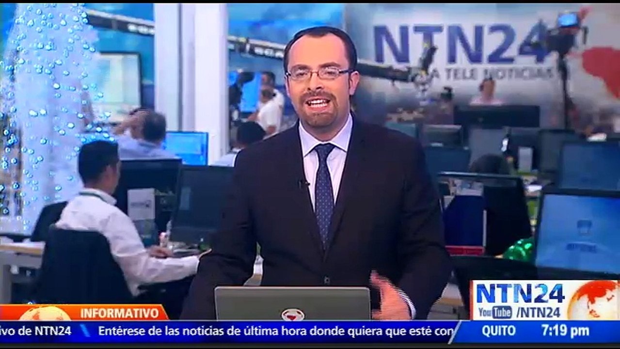 Voluntarios vestidos de Santa Claus y trajes de Navidad repartieron alimentos en las calles de Caracas