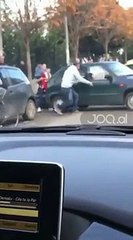 Qyetari ndjek dhe rreh doktorin në mes të rrugës