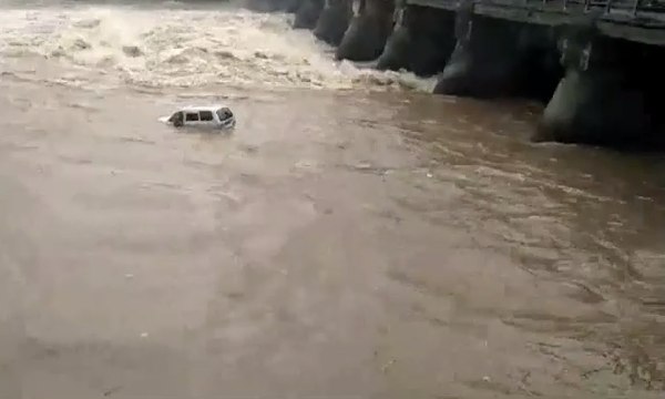 Penyelamatan Dramatis Mobil yang Tercebur ke Sungai Brantas