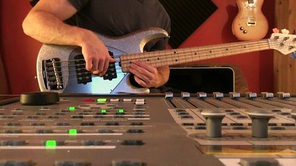 DCustomGuitar - Custom Build 5 String Bass