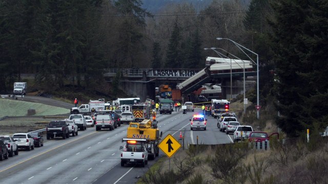 Tres muertos y decenas de heridos por accidente de tren en EEUU