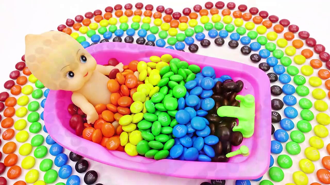 Learn Colors Baby Doll Bath Time with M&M's Chocolate Kids Videos for Toddlers-wNcJWwiLB88