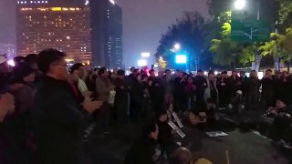 광화문 거리 울려퍼지는 임을 위한 행진곡 시민들 함께 부르는 합창 노래 박근혜 탄핵 하야 시위-hn-nri6pK8A