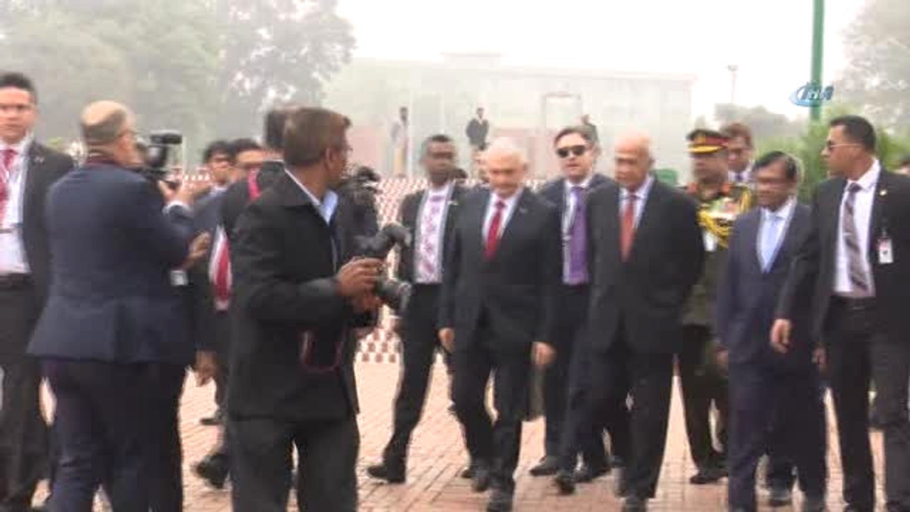 Başbakan Yıldırım, Bangladeş'te Ulusal Şehitler Anıtı'nı Ziyaret Etti