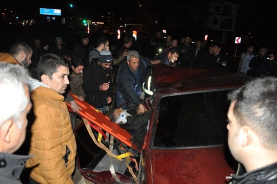 Alkollü Sürücü Bariyerlere Girdi, Sıkıştığı Yerden Güçlükle Kurtarıldı