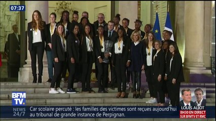 Télécharger la video: À l'Élysée, Macron salue 