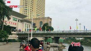 越南边检人员索小费不成暴打中国过境游客 _ Vietnamese border hit Chinese tourists because they don't want to pay a tip-ER5JP24Q-_g