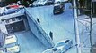 车子失控倒车撞飞母子 母亲扑上去护孩子被砸 _ Mother saves her child from an out-of-control car, both seriously injured-4Qs0sfYppoc