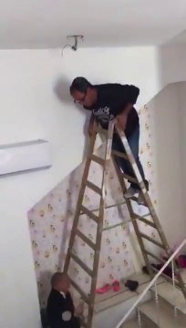 Ils tentent d'accrocher un lustre au plafond mais vont se gameller lamentablement