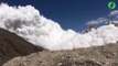 Une terrible avalanche dévale une montagne en Afghanistan