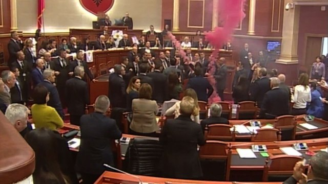 Albanie: l'opposition jette des fumigènes au Parlement