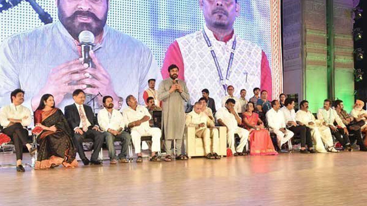 బాలకృష్ణ, నాగార్జున, చిరంజీవి ఒకే వేదికపై : పొగడ్తల హోరు !