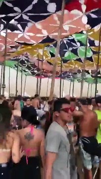 La chute impressionnante d'une structure métallique lors du festival Atmosphere