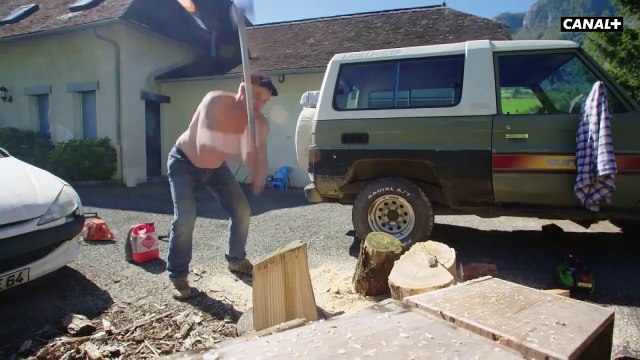Antoine de Caunes coupe du bois torse nu avec Jean Lassalle