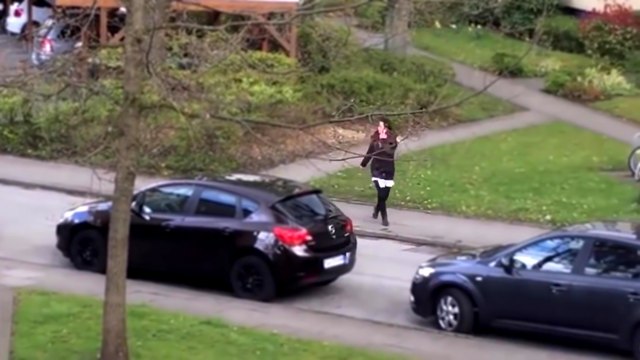 Un pervers suit sans relâche une femme dans la rue