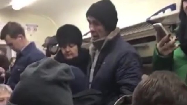 Un homme insulte tous les passagers dans un train et se fait très rapidement calmer