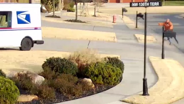 Un livreur se fait éjecter de sa camionnette en percutant une boite aux lettres