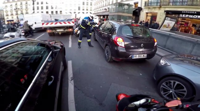 Un motard français prend en chasse une automobiliste qui fait un délit de fuite après avoir renversé un homme
