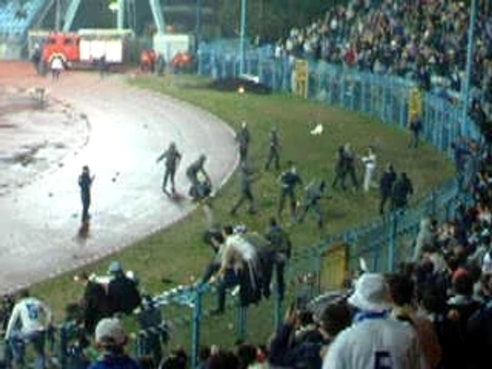 hooligans vs policia