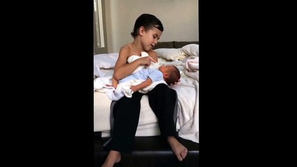 Nëna lë 6-vjeçarin vetëm me foshnjën e sapolindur