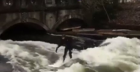 Tải video: Munich Surfer Rides Waves Despite Almost Freezing Temperatures