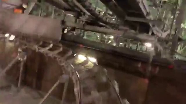 Découvrez l'attraction Space Mountain toutes lumières allumées - Euro Disney