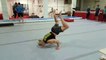 Cette gymnaste saute et se rattrape sur ses bras en tension !