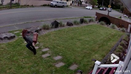 Elle vole un colis.. piégé et se fait surprendre en pleine rue !