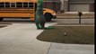 Il attend sa fille au Bus déguisé en Dinosaure T-Rex géant à la sortie de l'école !