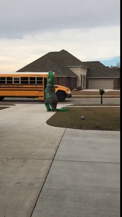 Il attend sa fille au Bus déguisé en Dinosaure T-Rex géant à la sortie de l'école !
