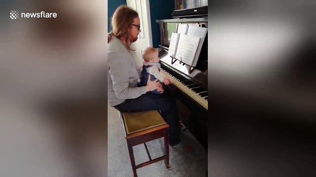 Bébé joue au piano seulement si on tourne les pages des partitions !