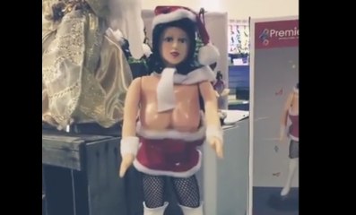 2 enfants bloquent sur ce jouet de Noël.. aguichant !!