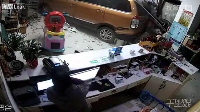 Marche arrière d'un 4x4 dans le hall d'un Hôtel !!