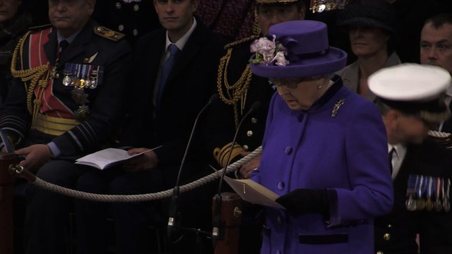 La reine inaugure le plus grand porte-avions britannique