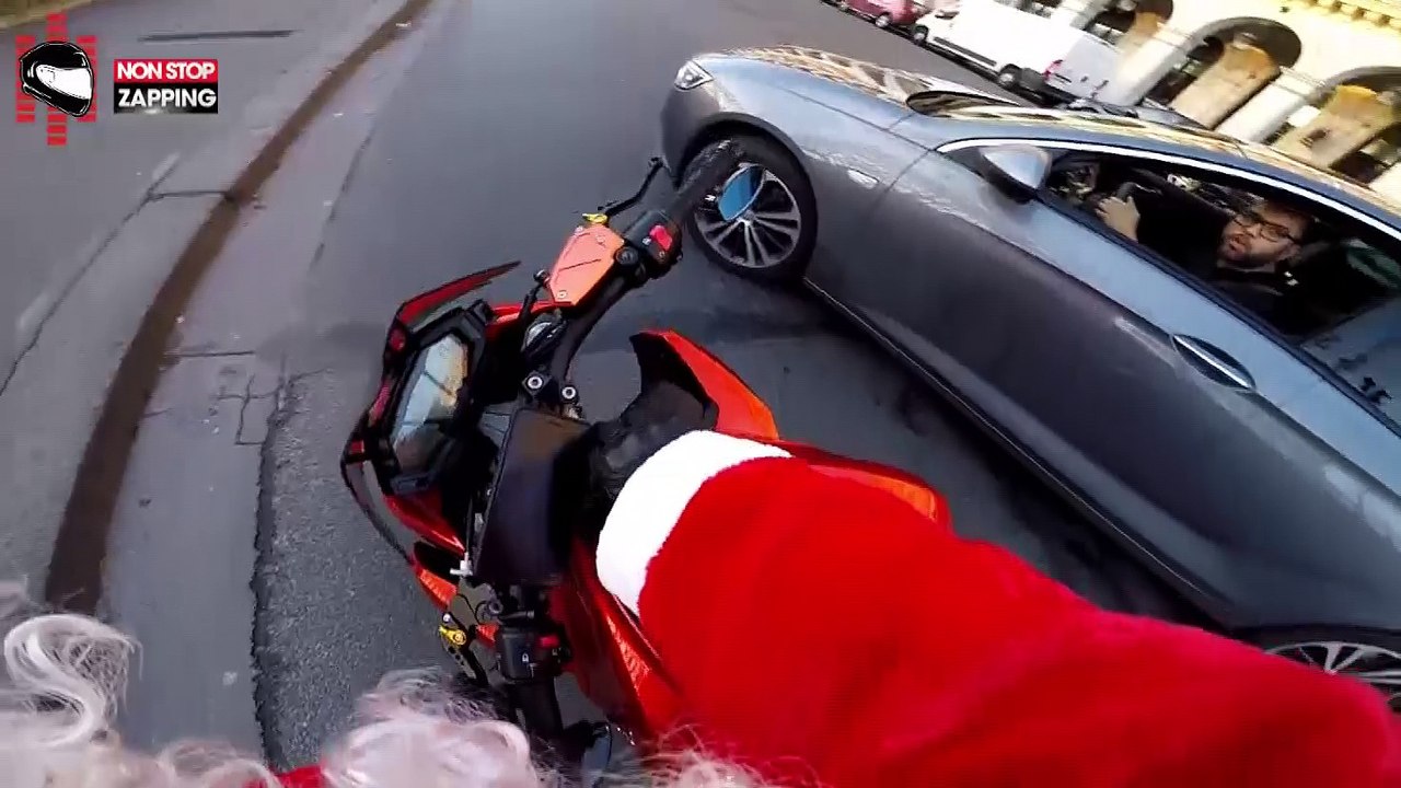 Paris : un Père Noël à moto poursuit une conductrice en fuite (vidéo)