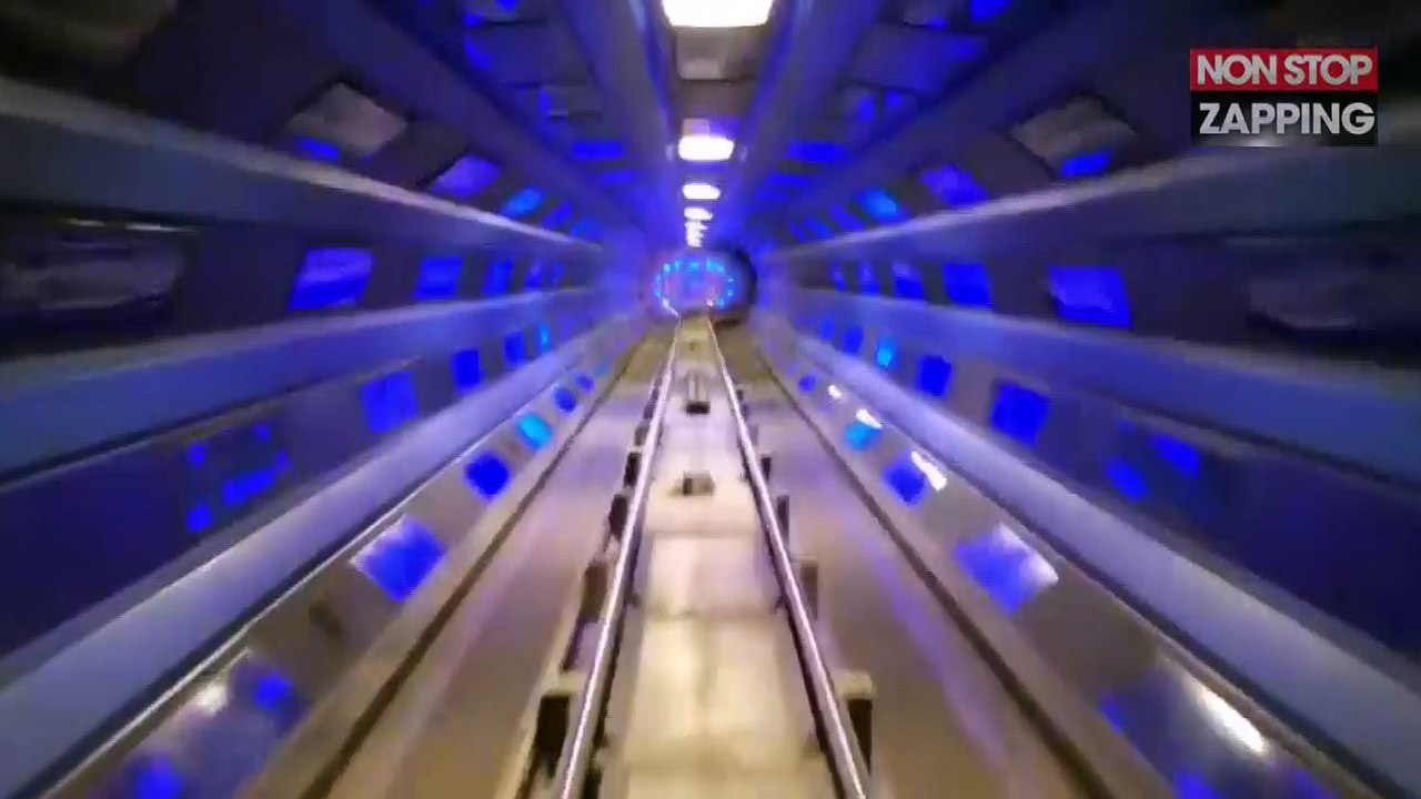 Disneyland : L’attraction Space Mountain avec les lumières allumées (Vidéo)