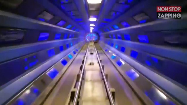 Disneyland : L’attraction Space Mountain avec les lumières allumées (Vidéo)
