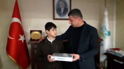 Yolda 15 bin lira bulan çocuk parayı sahibine ulaştırdı - SİNOP