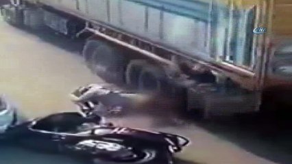 - Brezilya'da Kadının Bacaklarının Üzerinden 2 Kamyon Geçti