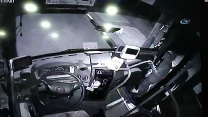 Halk otobüsüne giren hırsızlar kamerada