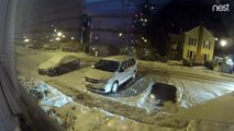Une voiture dessine deux coeurs sur la neige (New Jersey)